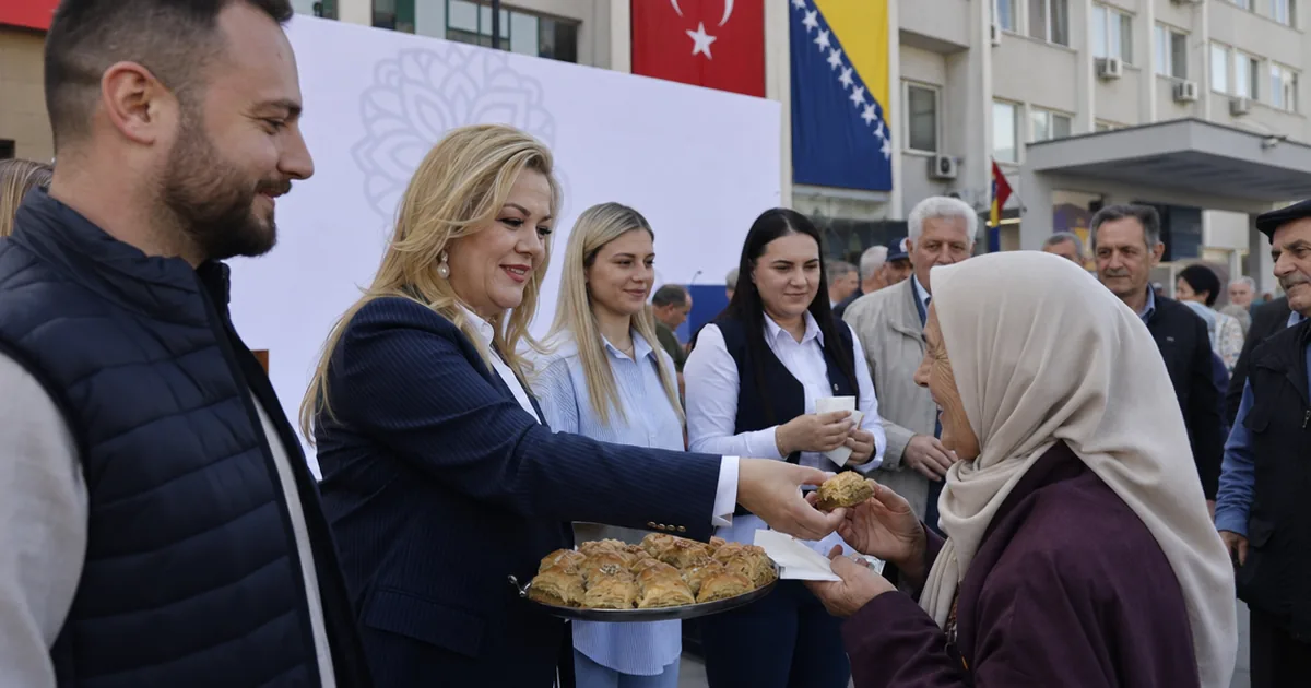 Benjamina Karić'ten Kurban Bayramı jesti: Saraybosna'da baklava dağıttı