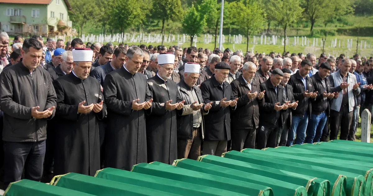 Bratunac'ta Kajtaz Salkić ve Yakılan Evlerdeki Kurbanlar Defnedildi