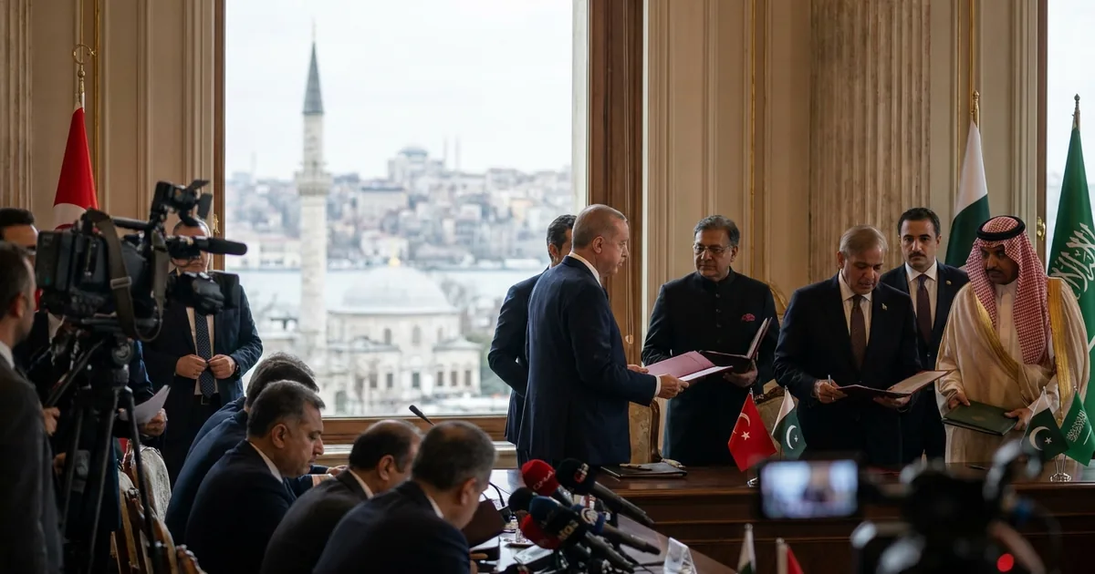Türkiye, Pakistan ve Suudi Arabistan İstanbul'da buluştu