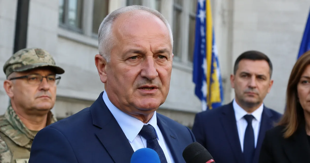 Savunma Bakanı Helez: Schmidt'in Ayrılığı Abartılmamalı