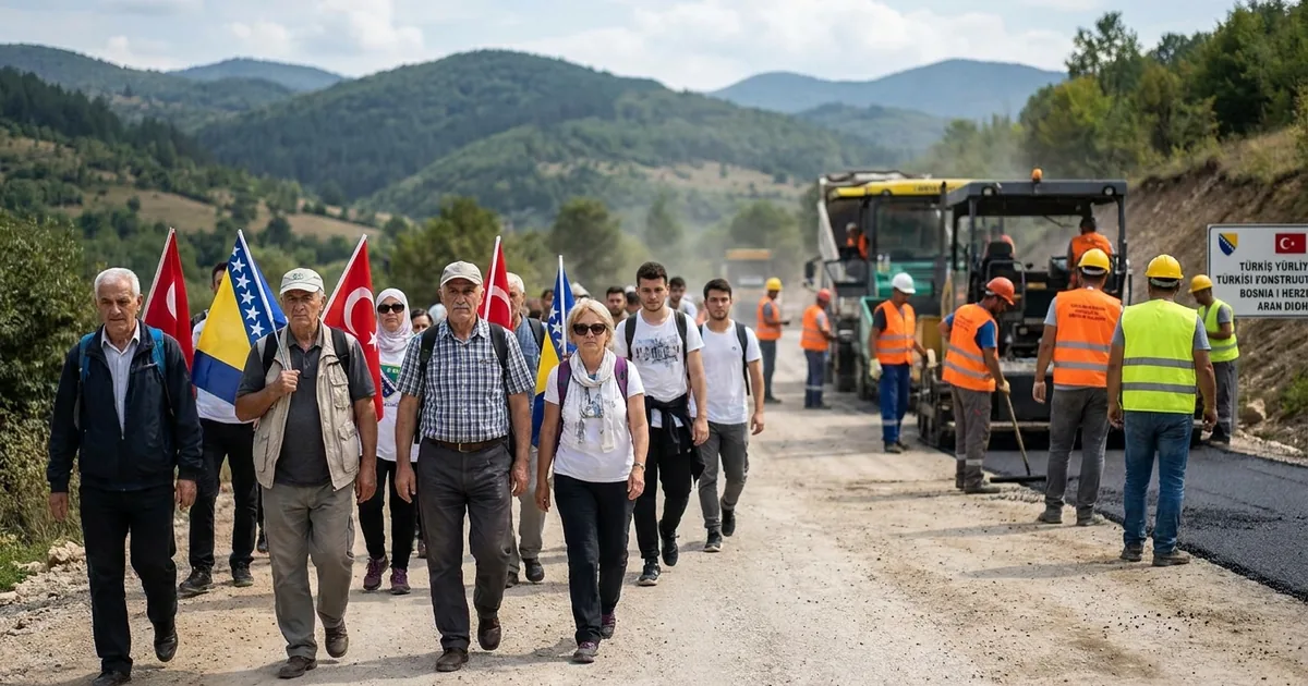 Barış Yürüyüşü katılımcıları Mravnjci yolunda ilerliyor