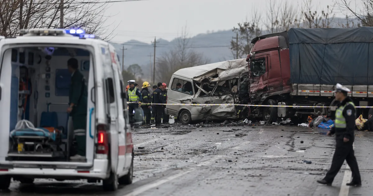Çin'de Kaza: Minibüs Kamyonla Çarpıştı, Acı Bilanço 13