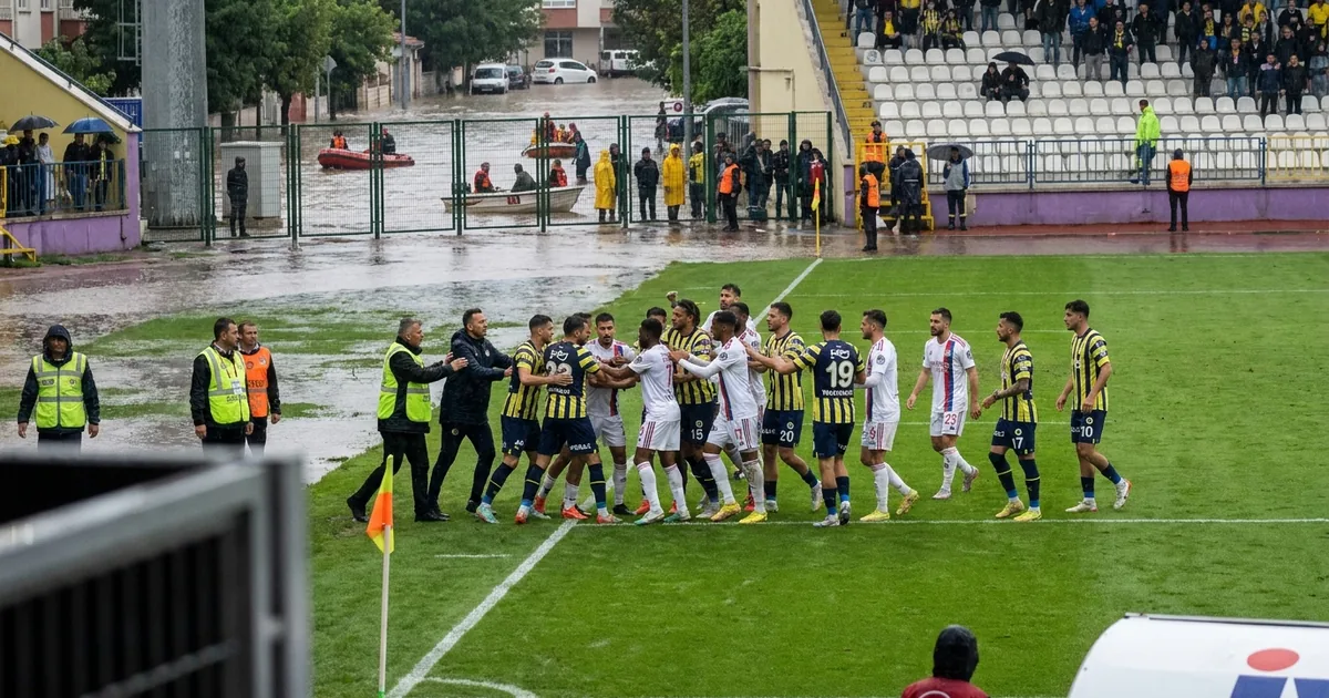 Türk futbolunda kötü gece: Lyon - Fenerbahçe maçında büyük kavga