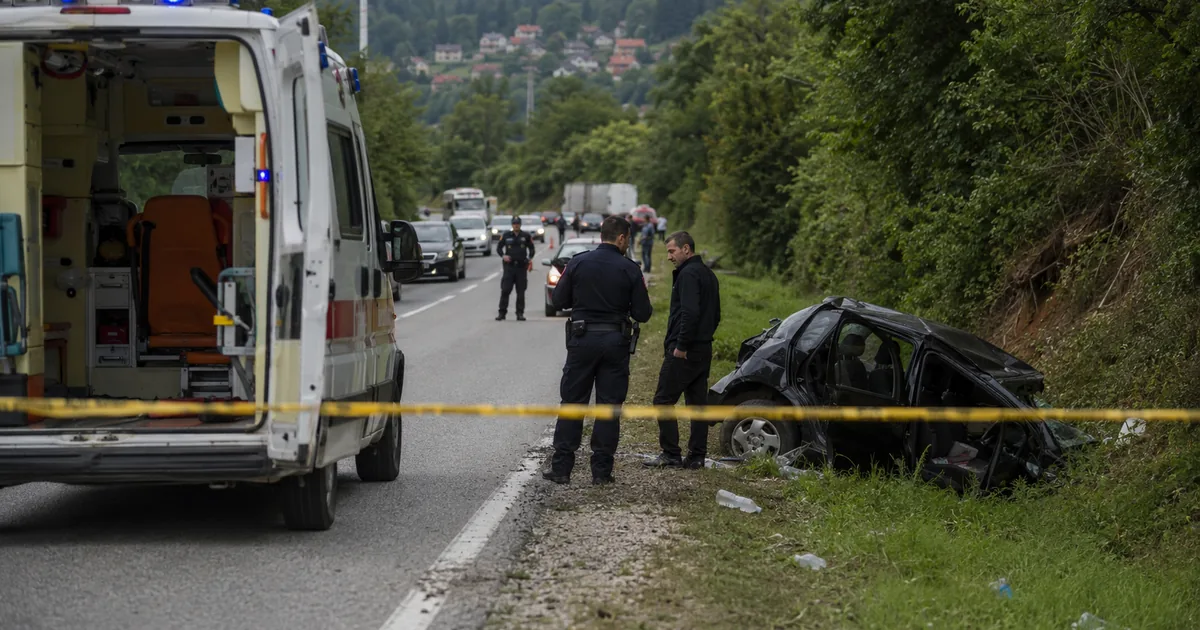 Mrkonjić Grad'da Kaza: Otomobil Yoldan Çıktı, 2 Yaralı