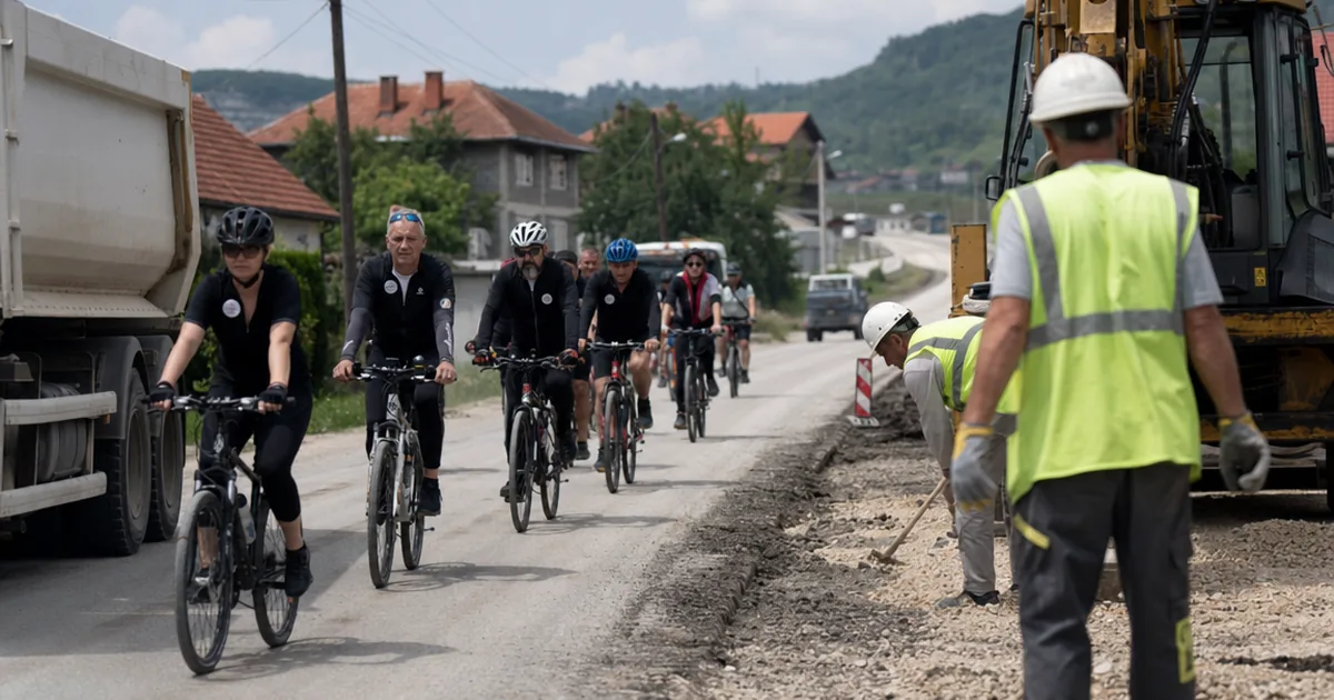 Bužimli bisikletçiler Tuzla'daki Kapija Katliamı kurbanlarını