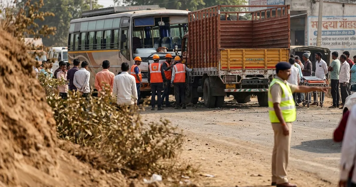 Hindistan'da otobüs kamyona çarptı: 6 ölü, 20 yaralı