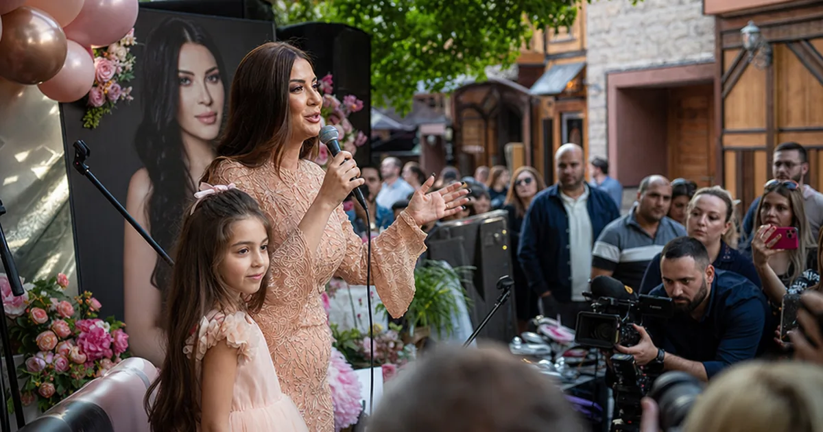 Katarina Grujić, albüm tanıtımı ve doğum gününü aynı anda kutladı