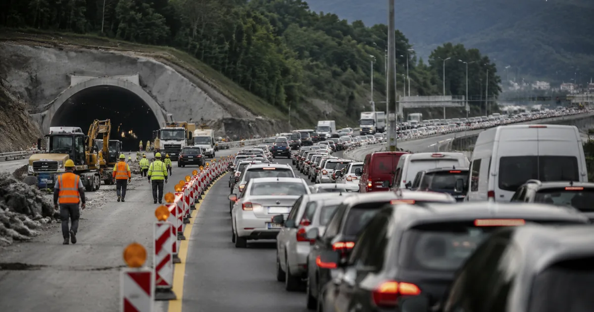 Gradişka'da Uzun Araç Kuyrukları: Sınırda Bekleme Sürüyor