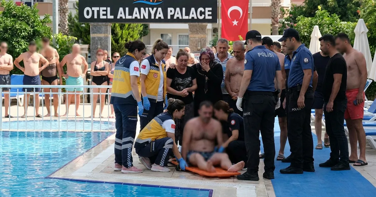 39 yaşındaki baba sığ suya atladı: Alanya'da yürek yakan olay