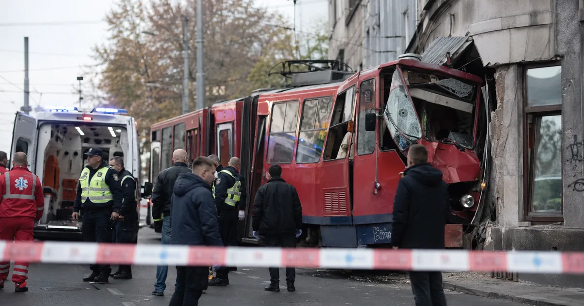Sırbistan'da Kaza: Kontrolden Çıkan Tramvay Binaya Vurdu