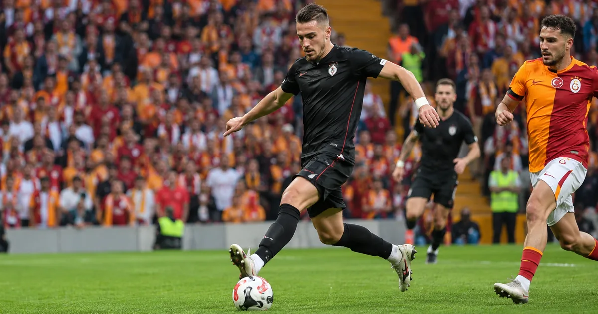 Demirović, Bosna Hersek Milli Takımı'nın kampını kaçırıyor