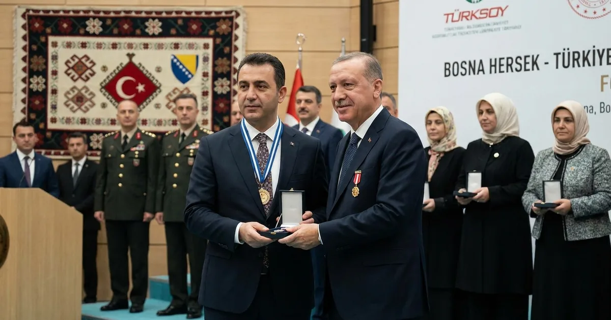 TÜRKSOY Genel Sekreteri Sultan Raev'den Ulusoy'a onur nişanı